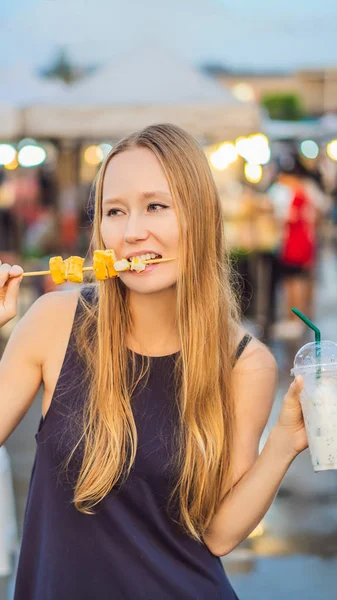 Туристичні молоду жінку на вулиці Вокінг-стріт Азіатський продовольчий ринок вертикальний формат Instagram мобільних історія або розмір історій. Мобільні шпалери — стокове фото