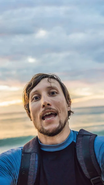 Un hombre se toma un selfie en el fondo del mar y la puesta del sol FORMATO VERTICAL para Instagram móvil historia o historias de tamaño. Fondo de pantalla móvil — Foto de Stock