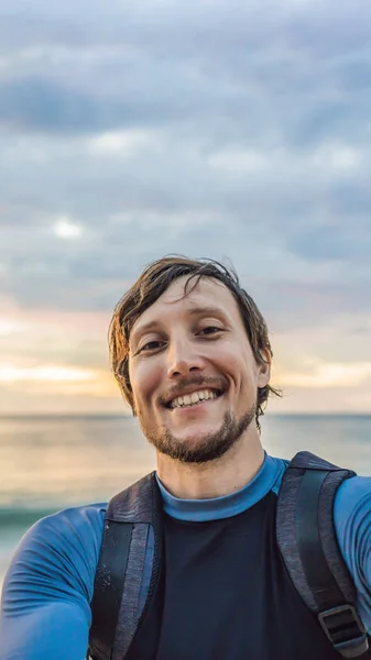 Un hombre se toma un selfie en el fondo del mar y la puesta del sol FORMATO VERTICAL para Instagram móvil historia o historias de tamaño. Fondo de pantalla móvil — Foto de Stock