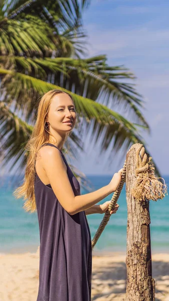 Vacaciones en la isla tropical. Mujer en sombrero disfrutando de la vista al mar desde el puente de madera FORMATO VERTICAL para Instagram tamaño de la historia móvil o historias. Fondo de pantalla móvil —  Fotos de Stock