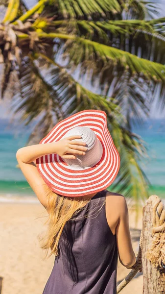 Vacanza sull'isola tropicale. Donna in cappello godendo della vista sul mare dal ponte di legno FORMATO VERTICALE per Instagram storia mobile o dimensioni storie. Carta da parati mobile — Foto Stock