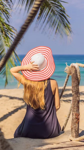 Vacaciones en la isla tropical. Mujer en sombrero disfrutando de la vista al mar desde el puente de madera FORMATO VERTICAL para Instagram tamaño de la historia móvil o historias. Fondo de pantalla móvil —  Fotos de Stock