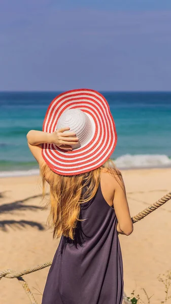 Vacanza sull'isola tropicale. Donna in cappello godendo della vista sul mare dal ponte di legno FORMATO VERTICALE per Instagram storia mobile o dimensioni storie. Carta da parati mobile — Foto Stock