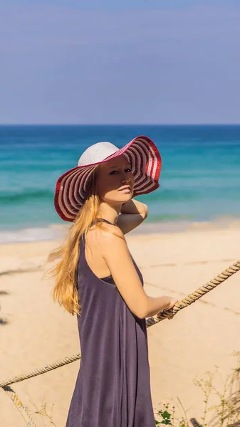 Vacanza sull'isola tropicale. Donna in cappello godendo della vista sul mare dal ponte di legno FORMATO VERTICALE per Instagram storia mobile o dimensioni storie. Carta da parati mobile — Foto Stock