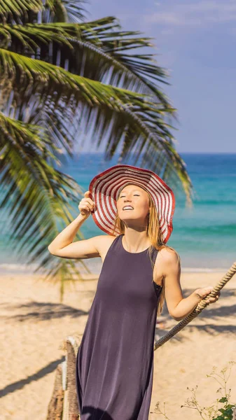 Vacanza sull'isola tropicale. Donna in cappello godendo della vista sul mare dal ponte di legno FORMATO VERTICALE per Instagram storia mobile o dimensioni storie. Carta da parati mobile — Foto Stock