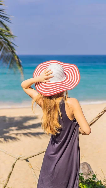 熱帯の島に休暇。Instagram モバイル ストーリーやストーリー サイズの木製の橋縦から海の景色を楽しんでいる帽子の女。携帯電話の壁紙 — ストック写真
