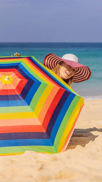 Giovane donna in spiaggia con cappello e ombrellone FORMATO VERTICALE per Instagram storia mobile o dimensioni storie. Carta da parati mobile — Foto Stock
