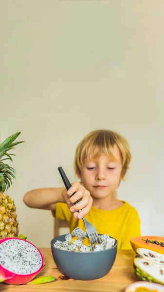 Il ragazzo mangia frutta. Cibo sano per bambini. Bambino mangiare spuntino sano. Alimentazione vegetariana per bambini. Vitamine per bambini FORMATO VERTICALE per Instagram storia mobile o dimensioni storie. Carta da parati mobile — Foto Stock