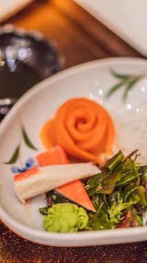 Japon bento koymak. Bir Japon restoran dikey biçimde gıda Instagram mobil hikaye veya hikayeler boyutuna. Mobil duvar kağıdı