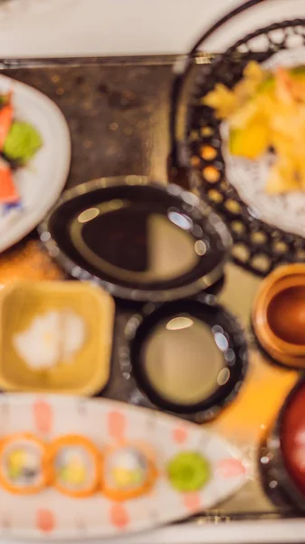 БЛИЗНЕЦО, БАКГРОВ, японский набор бенто. Еда в японском ресторане VERTICAL FORMAT для мобильной истории Instagram или размера историй. Мобильные обои — стоковое фото