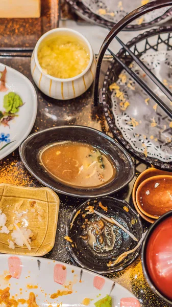 Rendetlen tábla után Japán étteremben. Piszkos, étkezés, maradékot fogalmak függőleges formátum Instagram mobil történet vagy történetek méret befejezni. Mobil háttérkép — Stock Fotó