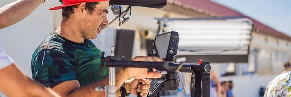 Operatore Steadicam preparare fotocamera e stabilizzatore a 3 assi-gimbal per uno scatto commerciale BANNER, FORMATO LUNGO — Foto Stock