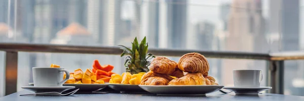 테이블 커피 과일을 아침 식사와 도시의 큰 배너, 긴 형식 배경 발코니에 croisant 빵 — 스톡 사진