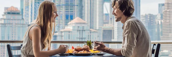 Zjeść śniadanie na balkonie miłości para. Śniadanie stół z owoców kawy i chleb piekarz na balkon na tle wielkiego miasta Banner, długi Format — Zdjęcie stockowe