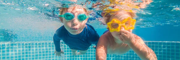 Nahaufnahme Unterwasser-Porträt der beiden niedlichen lächelnden Kinder Banner, Langformat — Stockfoto