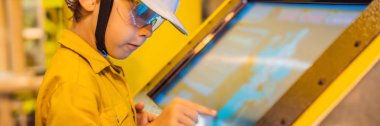 Çocuk operatör kayıt işlemi petrol ve teçhizat bitki, offshore petrol ve gaz endüstrisi, offshore petrol ve sondaj platformu denizde petrol ve gaz sürecin operatör izlemek üretim süreci, rutin günlük kaydı