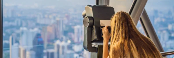 Kvinnan ser på Kuala lumpur stadsbild. Panoramautsikt över Kuala Lumpur city skyline kväll vid solnedgången skyskrapor byggnad i Malaysia Banner, långt Format — Stockfoto