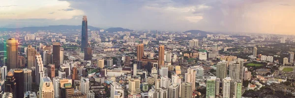 Kuala lumpur cityscape. Gün batımı görüntüleme gökdelenler içinde Malaysia bina panoramik manzaraya Kuala Lumpur şehir manzarası akşam. Kuala Lumpur yeni landmark, en uzun olacağı bekleniyor — Stok fotoğraf