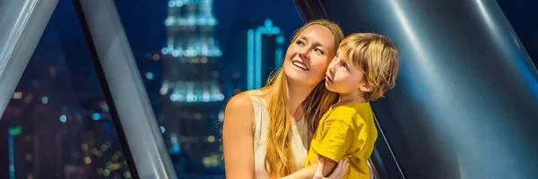 Mutter und Sohn betrachten das Stadtbild von Kuala Lumpur. Panoramablick auf die Skyline der Stadt Kuala Lumpur Abend bei Sonnenuntergang Wolkenkratzer Gebäude in Malaysia. Reisen mit Kinderkonzeption Banner, Langformat — Stockfoto