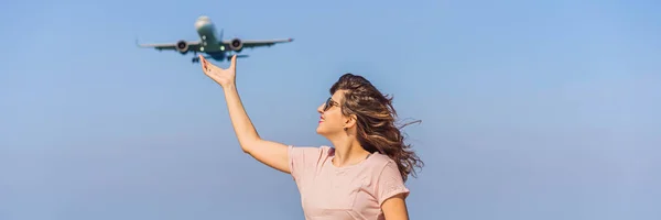 Mulher se divertir na praia assistindo os aviões de pouso. Viajando em um conceito de avião. Espaço de texto. Ilha Phuket na Tailândia. Paraíso impressionante. Praia quente Mai Khao. Paisagem incrível BANNER — Fotografia de Stock