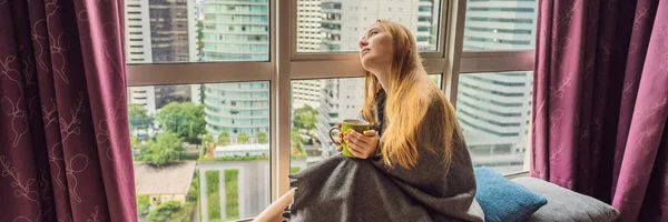 Mujer envuelta en una manta y mirando a la gran ciudad BANNER, FORMATO LARGO — Foto de Stock