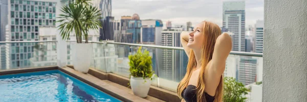 Mujer joven en la piscina entre los rascacielos y la gran ciudad. Relájate en la gran ciudad. Descanso del estrés BANNER, FORMATO LARGO — Foto de Stock