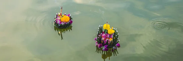 Loy Krathong Fesztivál, az emberek vásárolnak, virág és gyertya fény, és lebegnek a vízen, hogy ünneplik a Loy Krathong Thaiföldön banner, hosszú formátumban — Stock Fotó