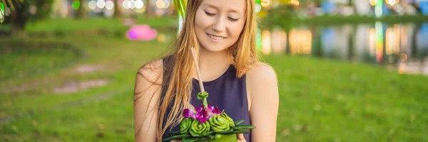 Jonge vrouw viert Loy Krathong, loopt op het water. Loy Krathong festival, mensen kopen bloemen en kaars licht te drijven op water om te vieren het festival van de Loy Krathong in Thailand Banner, lang — Stockfoto