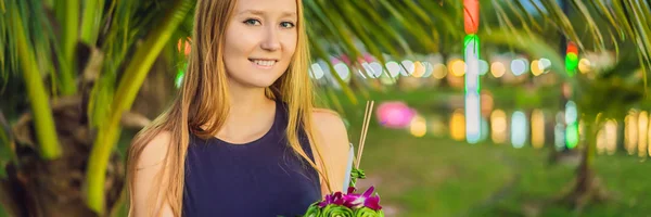Young woman celebrates Loy Krathong, Runs on the water. Loy Krathong festival, People buy flowers and candle to light and float on water to celebrate the Loy Krathong festival in Thailand BANNER, LONG — Stock Photo, Image
