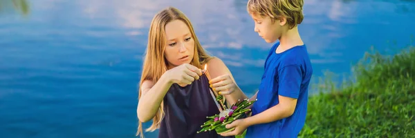 Mom and son tourists celebrates Loy Krathong, Runs on the water. Loy Krathong festival, People buy flowers and candle to light and float on water to celebrate the Loy Krathong festival in Thailand — Stock Photo, Image