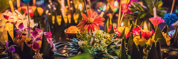 Loy Krathong festival, άνθρωποι αγοράζουν τα λουλούδια και το κερί στο φως και επιπλέουν στο νερό για να γιορτάσουν το Φεστιβάλ Loy Krathong στην Ταϊλάνδη Banner, μεγάλη μορφή — Φωτογραφία Αρχείου