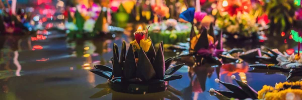 Loy Krathong Festivali, insanlar çiçek ve mum ışık ve su Tayland büyük, uzun biçimde Loy Krathong Festivali kutlamak için float için satın — Stok fotoğraf