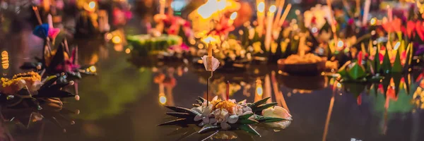 洛伊·克拉通节, 人们购买鲜花和蜡烛照明和漂浮在水面上, 以庆祝洛伊克拉通节日在泰国横幅, 长格式 — 图库照片