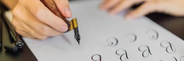 Hattat eller yazar ifade beyaz kağıt üzerinde. Süs süslü harfler inscribing. Hat sanatı hocası, grafik tasarım, harfler, el yazısı, yaratma kavramı afiş, uzun biçimde