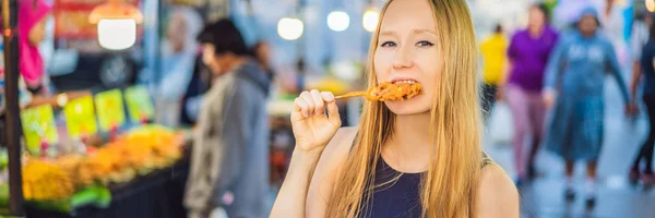 Młoda kobieta turystycznych na Walking street Asian food market Banner, długi Format — Zdjęcie stockowe