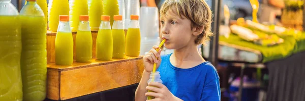 Мальчик пьет сок сахарного тростника на азиатском рынке BANNER, LONG FORMAT — стоковое фото