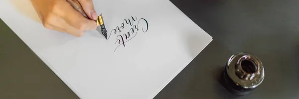 Les mains du calligraphe écrivent des phrases sur du papier blanc. Phrase - Créer plus. Inscrire des lettres ornementales décorées. Calligraphie, graphisme, lettrage, écriture, concept de création BANNER, LONG — Photo