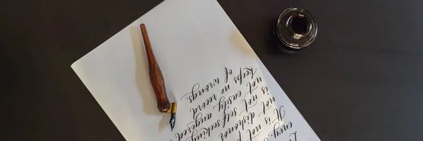 Kalligraphiehände schreiben Sätze auf weißem Papier. Bibelspruch über die Liebe, die ornamental verzierte Buchstaben eingraviert. Kalligrafie, Grafikdesign, Schrift, Handschrift, Kreationskonzept Banner, lang — Stockfoto