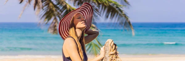 Vacanza sull'isola tropicale. Donna in cappello godendo della vista sul mare dal ponte di legno BANNER, FORMATO LUNGO — Foto Stock