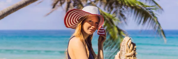 Férias na ilha tropical. Mulher de chapéu desfrutando de vista para o mar a partir de ponte de madeira BANNER, LONG FORMAT — Fotografia de Stock