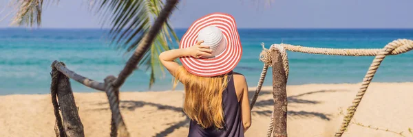 Férias na ilha tropical. Mulher de chapéu desfrutando de vista para o mar a partir de ponte de madeira BANNER, LONG FORMAT — Fotografia de Stock