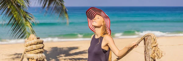 熱帯の島に休暇。木製の橋バナー、長い形式から海の景色を楽しんでいる帽子の女 — ストック写真