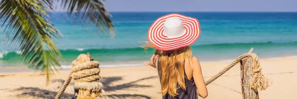 Vacanza sull'isola tropicale. Donna in cappello godendo della vista sul mare dal ponte di legno BANNER, FORMATO LUNGO — Foto Stock