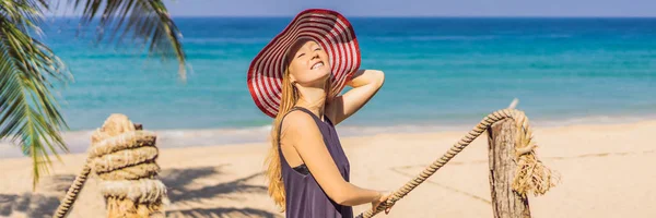 Férias na ilha tropical. Mulher de chapéu desfrutando de vista para o mar a partir de ponte de madeira BANNER, LONG FORMAT — Fotografia de Stock