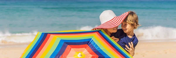 Madre e figlio in spiaggia con cappello e ombrellone BANNER, FORMATO LUNGO — Foto Stock