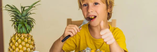 O rapaz come fruta. Comida saudável para crianças. Criança comendo lanche saudável. Nutrição vegetariana para crianças. Vitaminas para crianças BANNER, LONG FORMAT — Fotografia de Stock