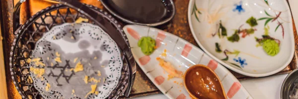 Грязный стол после еды в японском ресторане. Грязный, доедать, остатки концепции баннер, длинный Формат — стоковое фото