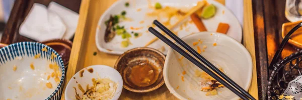 Грязный стол после еды в японском ресторане. Грязный, доедать, остатки концепции баннер, длинный Формат — стоковое фото