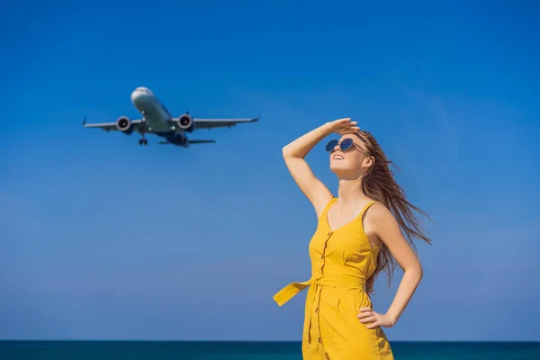 Γυναίκα διασκεδάστε στην παραλία βλέποντας τα προσγειωμένος αεροπλάνα. Ταξιδεύετε σε μια έννοια αεροπλάνο. Κείμενο του χώρου. Νησί Πουκέτ στην Ταϊλάνδη. Εντυπωσιακό παράδεισος. Καυτή παραλία Mai Khao. Καταπληκτικό τοπίο κάθετη — Φωτογραφία Αρχείου