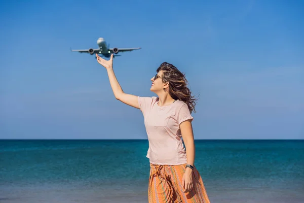Mulher se divertir na praia assistindo os aviões de pouso. Viajando em um conceito de avião. Espaço de texto. Ilha Phuket na Tailândia. Paraíso impressionante. Praia quente Mai Khao. Paisagem incrível VERTICAL — Fotografia de Stock